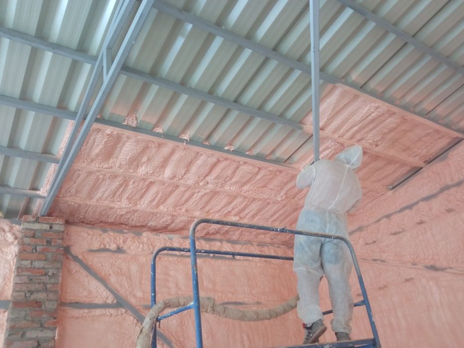 Утеплення ППУ піною пінополіуретаном дахів  ангарів складів