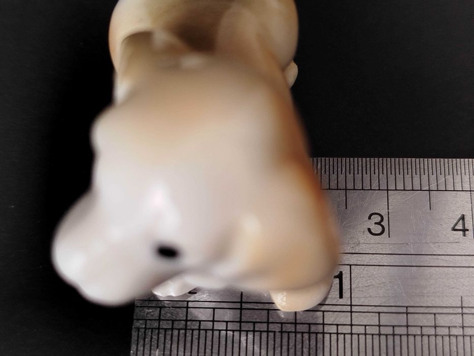 Porcelanowa figurka miniaturowa psa wyprodukowana w Japonii