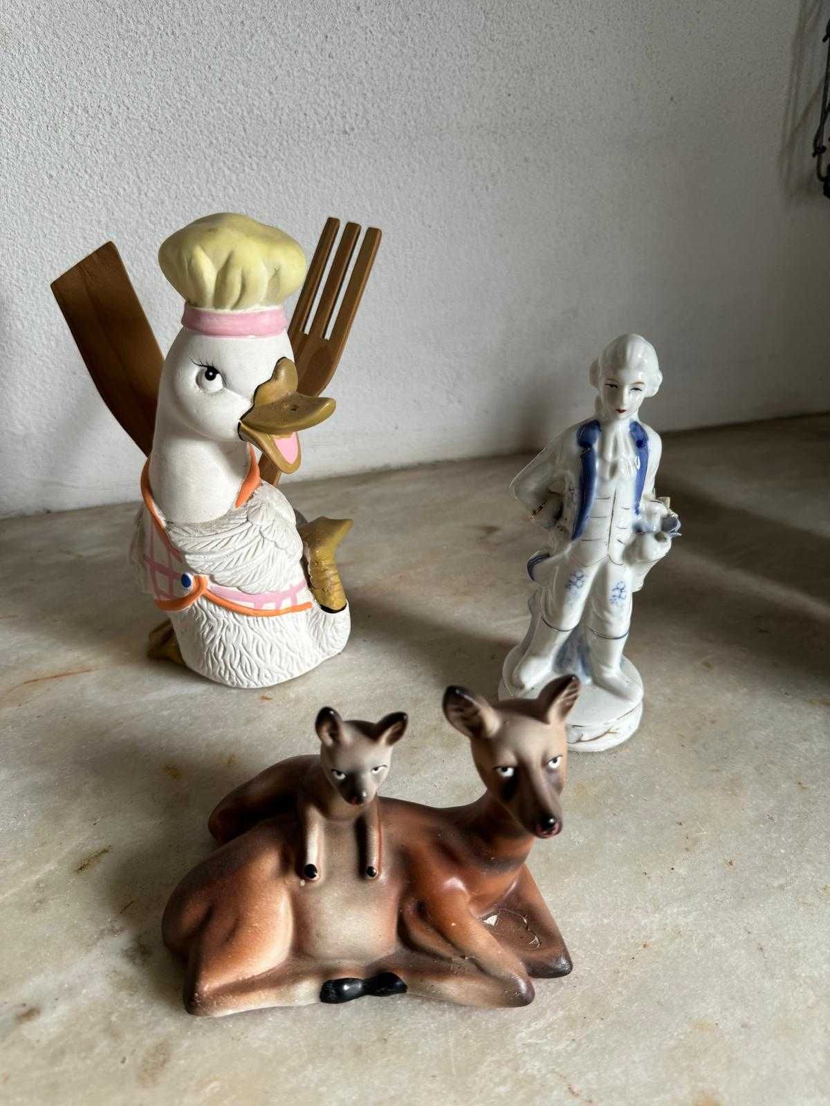 conjunto cerâmico de três estatuetas decorativas
