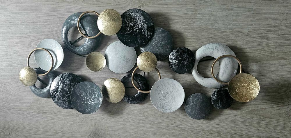 Metalowa dekoracja ścienna – nowoczesna, stylowa