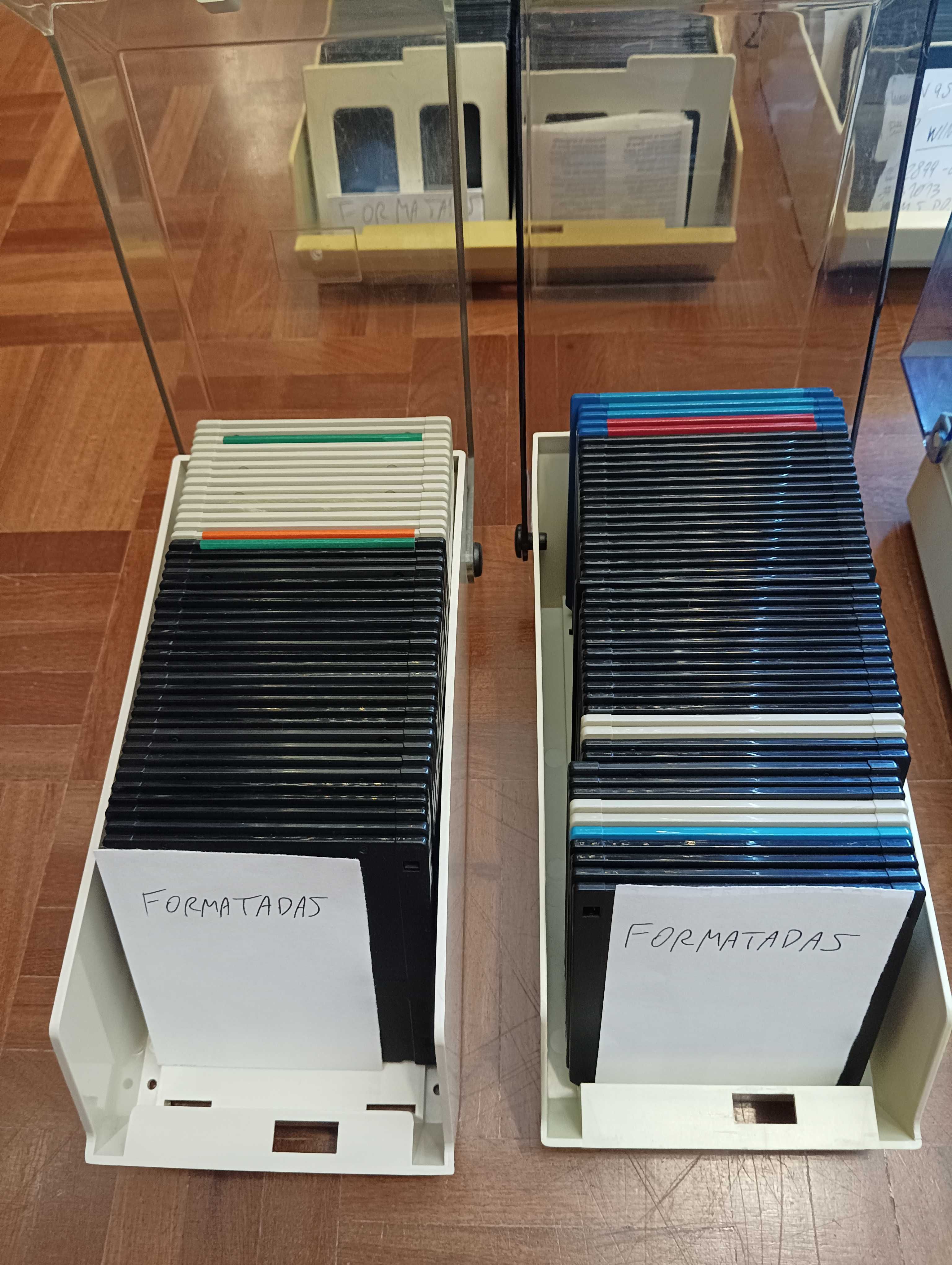 Colecção de 467 Disquetes de Computador, 3.5'' e 5 1/4'', com Caixas