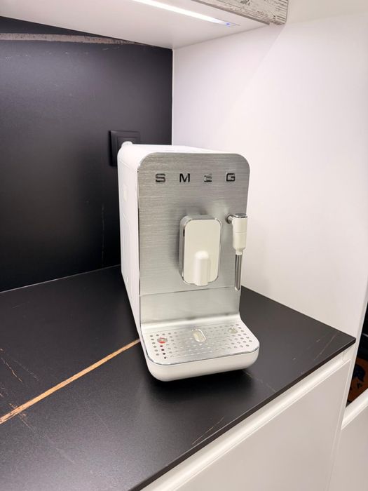 Máquina de Café SMEG Automática — 550€