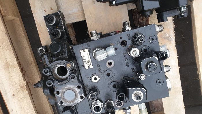 wozidło bell b 25 B30 b35d b40d rozdzielacz hydrauliczny