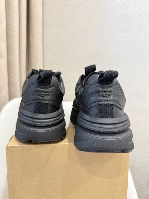 шкіряні кросівки оригінал від Ugg