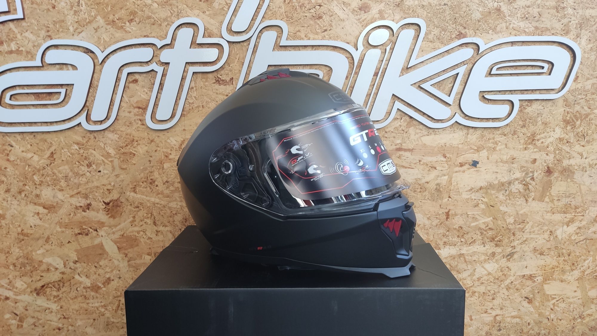 Vários modelos de capacete para mota