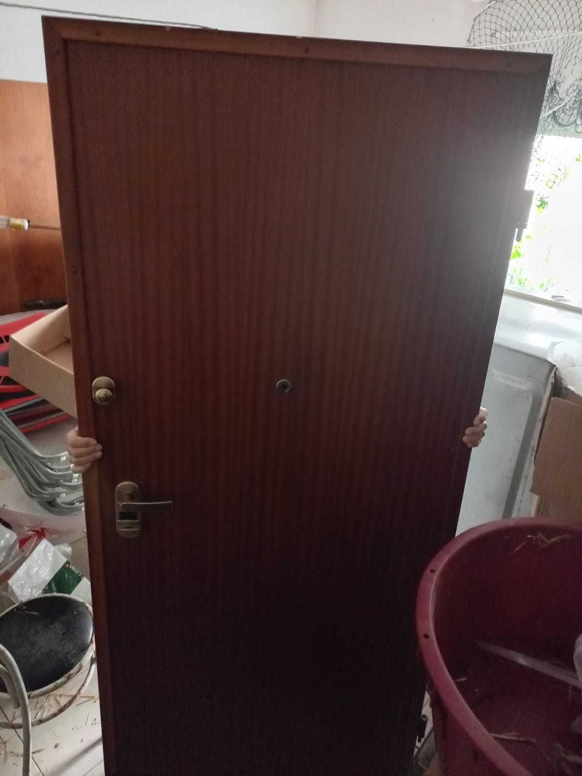 Vendo uma porta blindada e uma mesa de sinuca madeira pura.