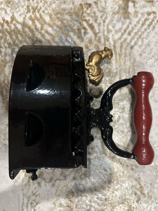 Ferro a Carvão decorativo ótimo estado