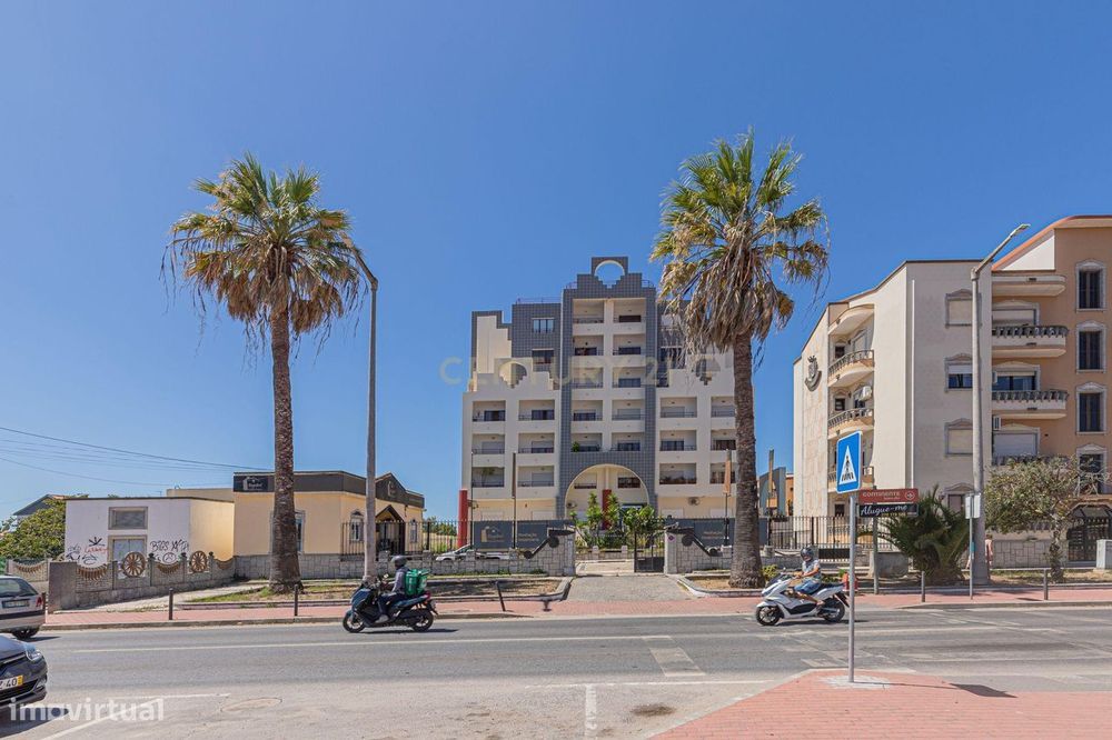 Apartamento T3 com 240 m2 área bruta - Charneca da Caparica