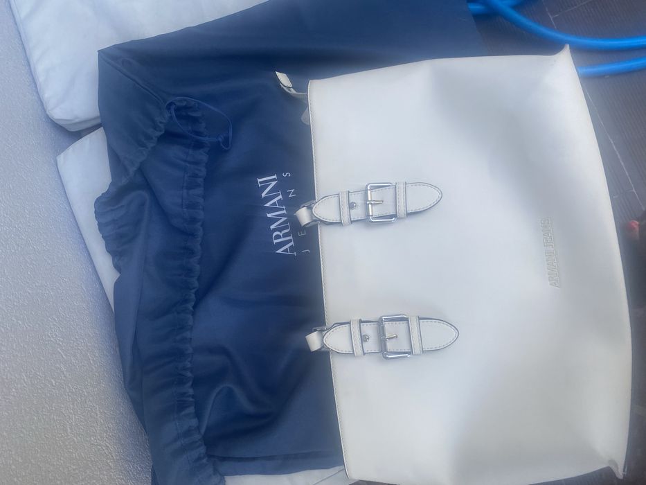 Mala da marca Armani Jeans.