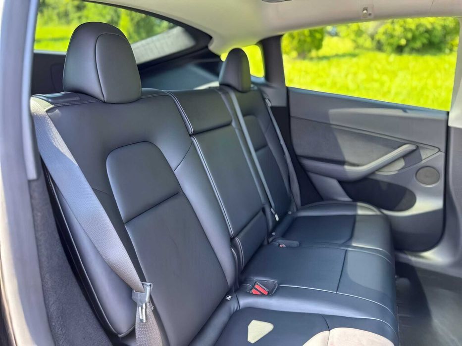 Tesla Model Y      2023