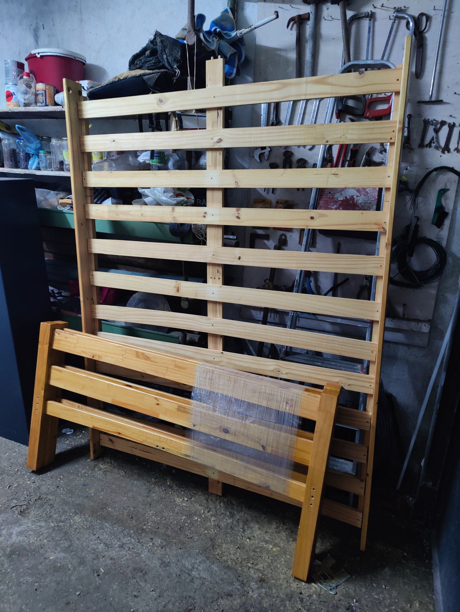 Cama de casal em madeira
