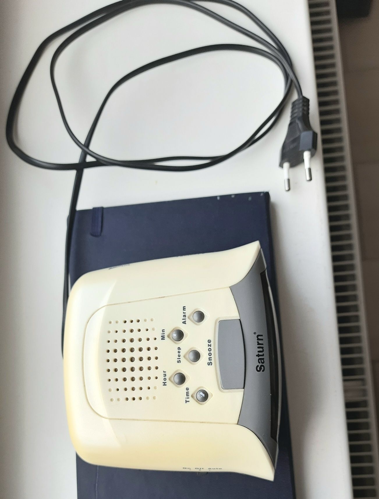 Часи електронні Saturn ST 1360 з радіоприймачем та будільником