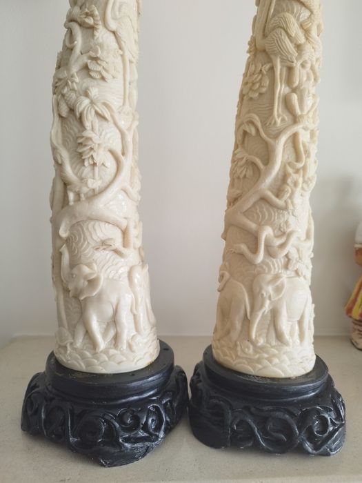 Dentes de elefante (imitação) em marfinite em base de madeira