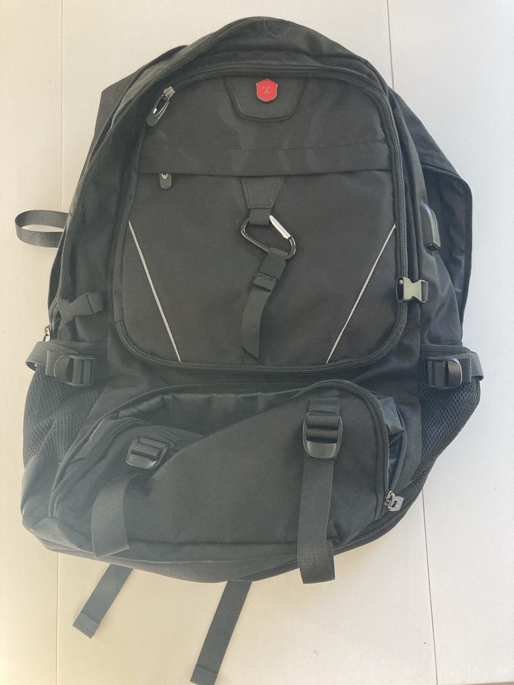 Mochila preta nova