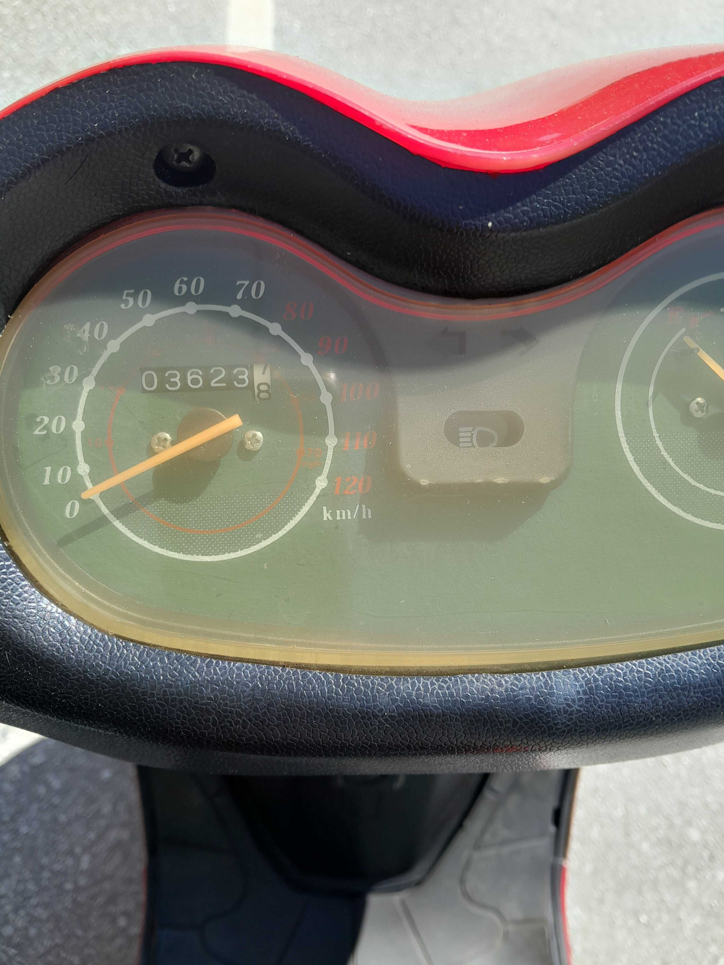 Vendo ou troco Scooter 125 com 3.600kms
