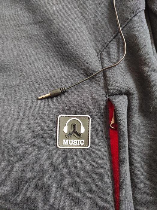 Кофта спортивна з навушниками