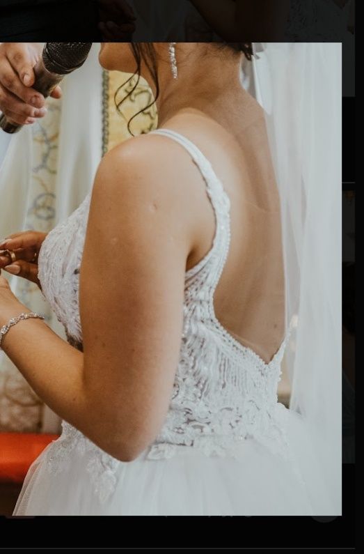 Suknia ślubna na ramiączkach