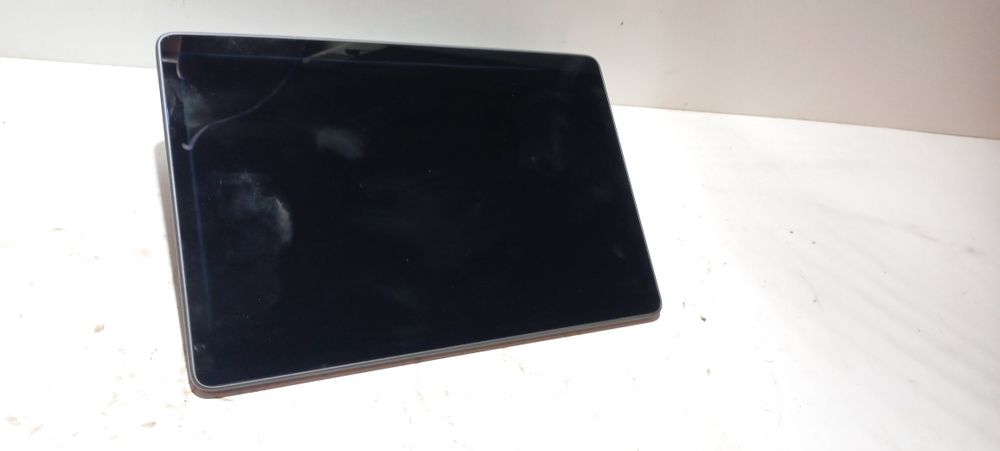 Центральний дисплей Tesla Model 3 монітор