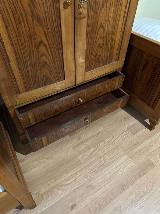 Bieliźniarka z półkami i szufladami