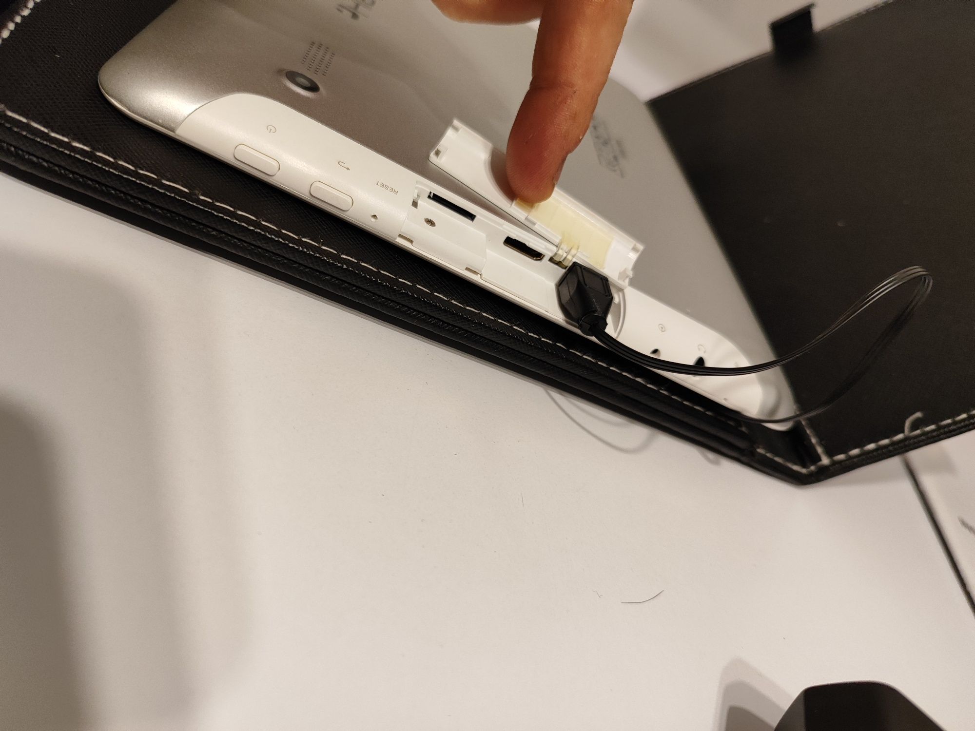 Tablet Kiano z ładowarką i klawiaturą