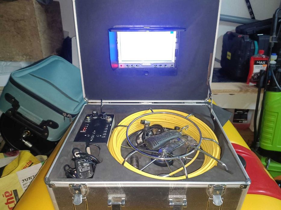 Câmara para esgotos ou tubulações com detector de localização.