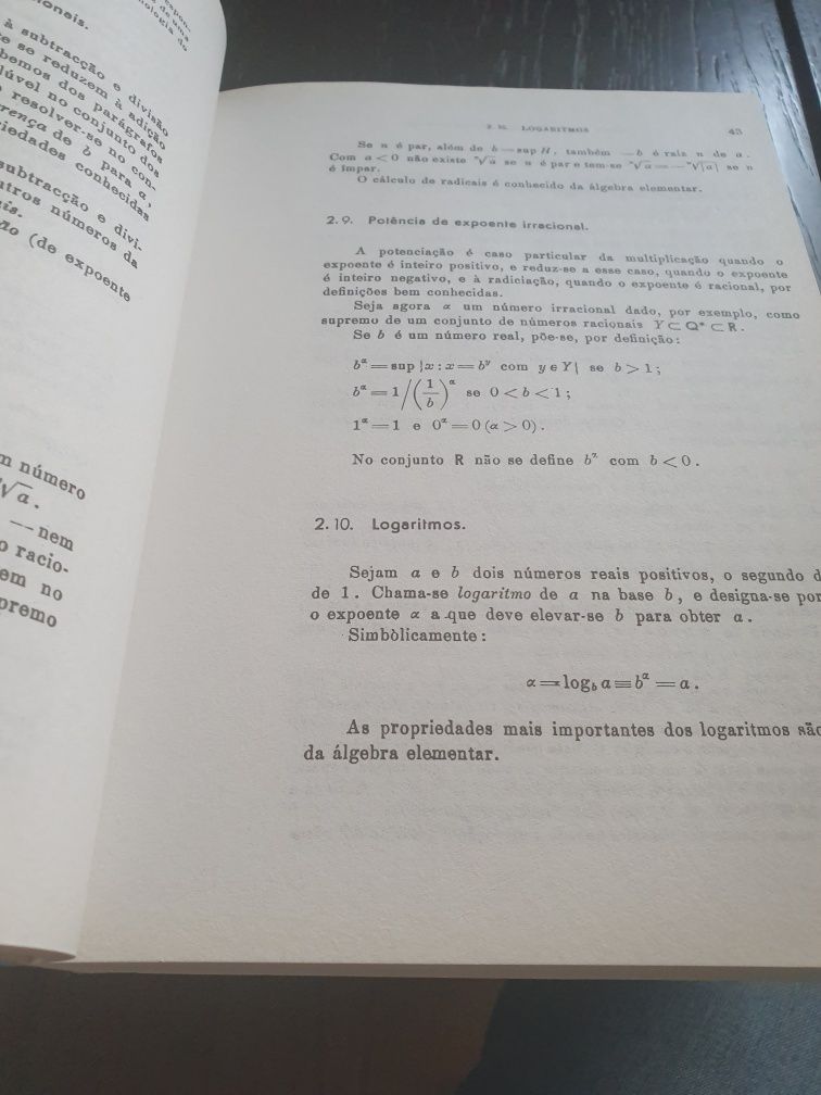 Introduçao à Algebra linear e geometria analitica