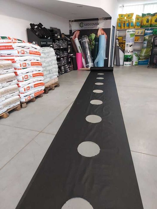 Agrowłóknina z otworami 1,2 m x 500 m długości