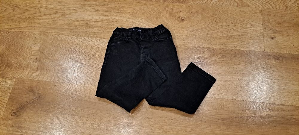 Czarne spodnie jeansowe chłopięce Next r. 98 cm