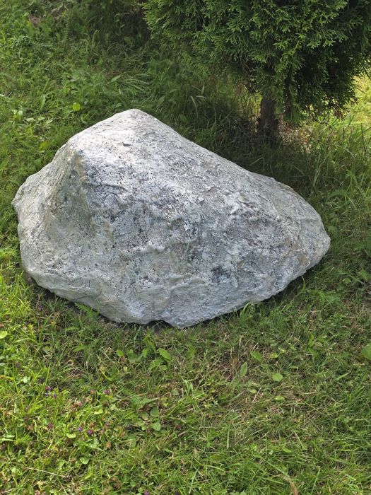 Sztuczny kamień maskujący do przykrycia studzienki i szamba