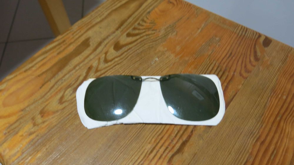 Nasadka polaryzacyjna na okulary do nocnej jazdy samochodem