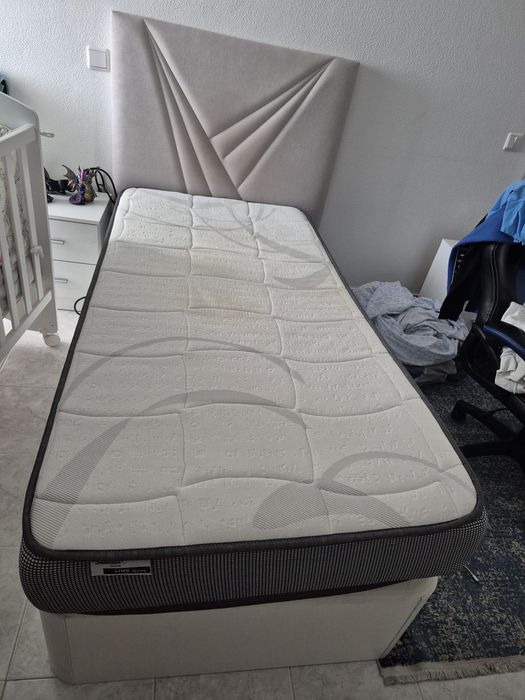 Sumalier com cabeceira e colchão