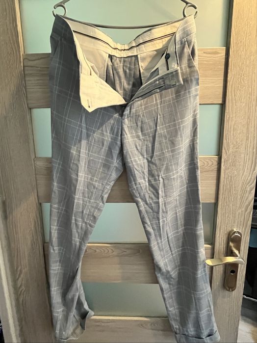 Niebieski garnitur w krate