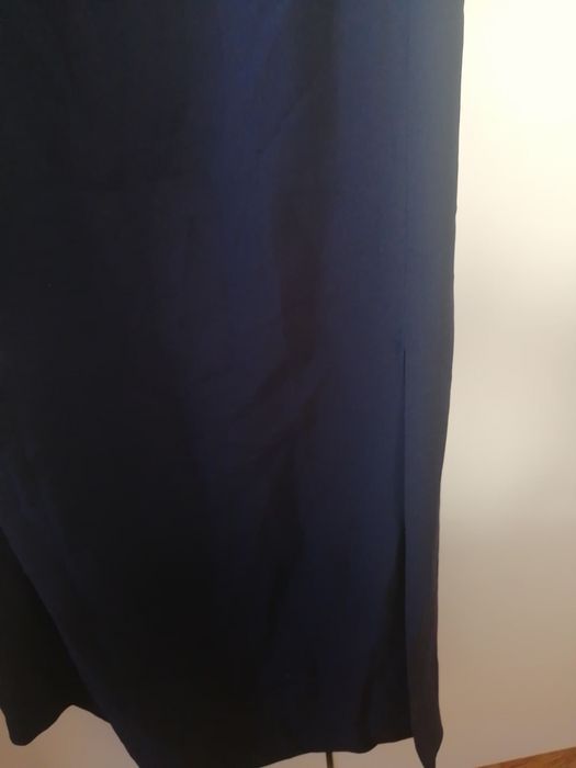 Vestido roxo tamanho M e aberto na parte da perna e é muito elegante