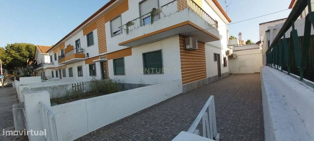 BEJA-ALENTEJO,   Rés-do-Chão com  4 Quartos ,Terraço,  Garagem e espaç