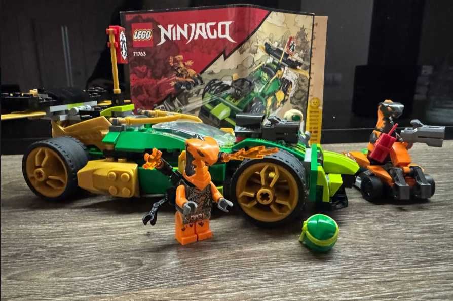 Конструктор LEGO Ninjago Автомобіль для перегонів Лойда