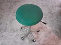 Banco com rodas + cadeiras estética/cabeleireiro. Cor verde.