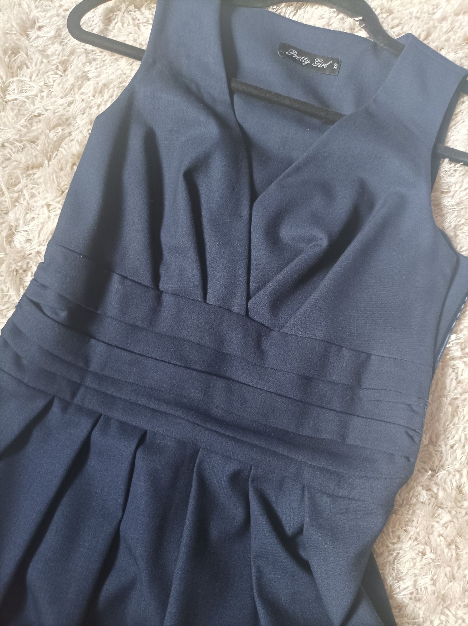 Elegancka granatowa sukienka