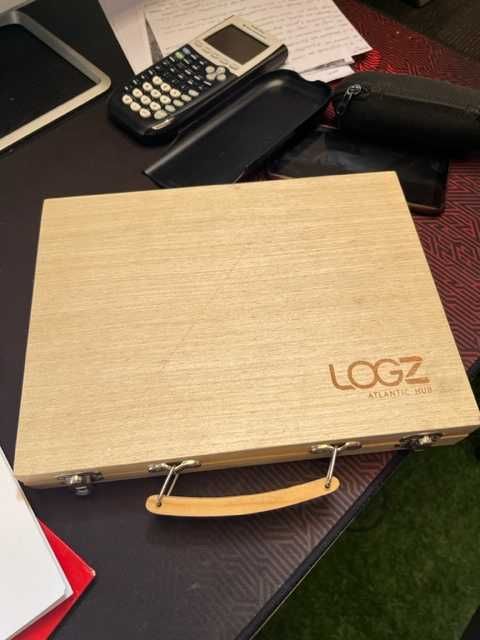 Mala madeira com canetas