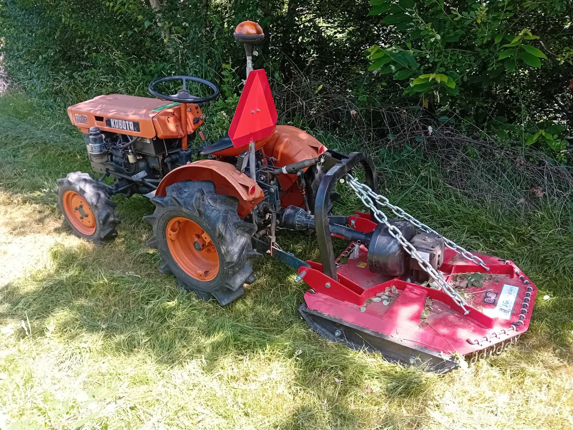 Trator kubota b6000 com capinadeira