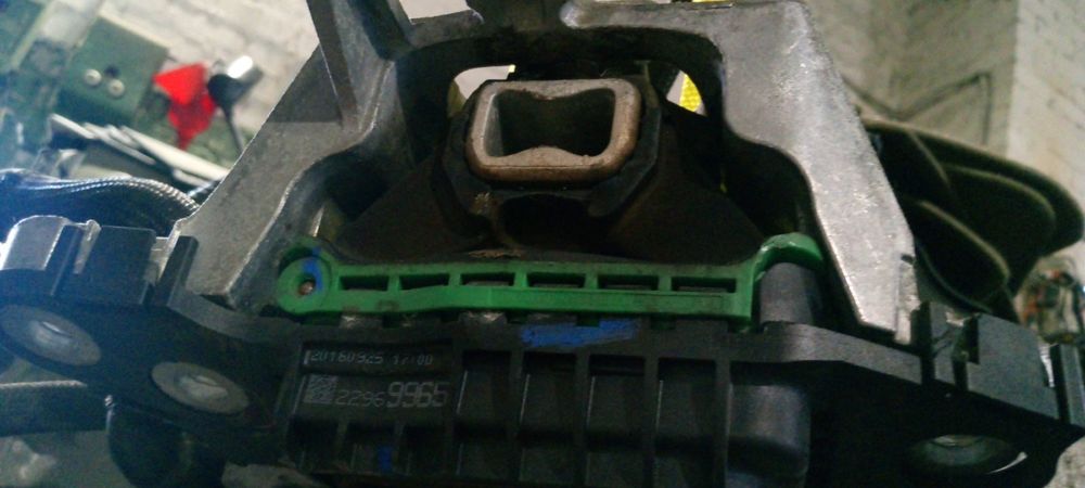 Chevrolet volt 2 подушка двигуна права ліва