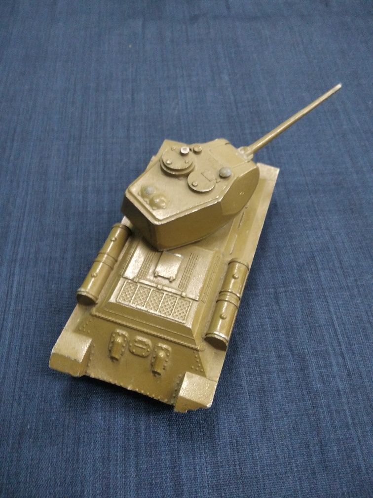 Модель танк т-34-85, в масштабе 1 :43 хаки