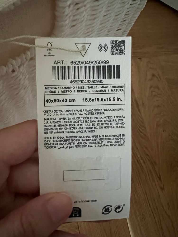 Biały wiklinowy kosz z wyściółką Zara Home