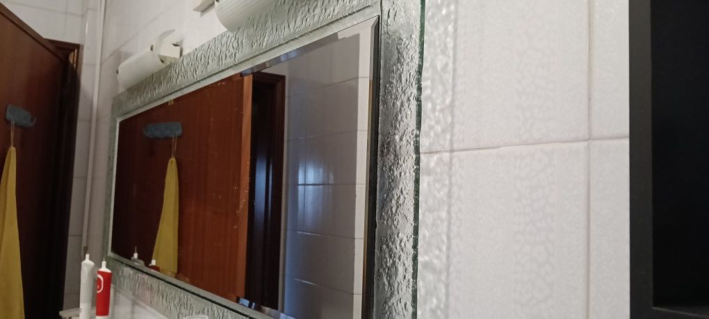 Espelho com prateleira em vidro