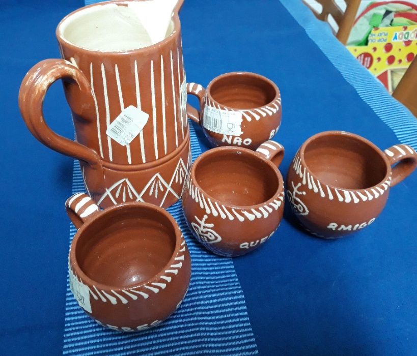 conjunto de jarro e canecas