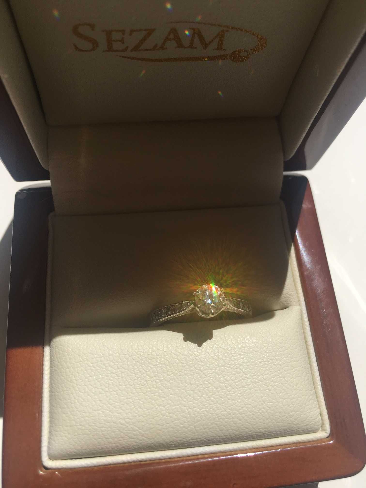 Pierścionek Queen Royal Białe Złoto Platyna Diament Certyfikat Prezent