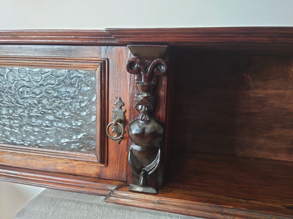 Półka stylowa, witrynka, szafka ze zdobieniami.