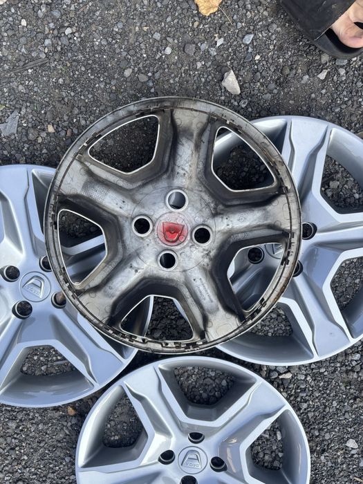 komplet oryginalnych kołpaków Dacia 16”