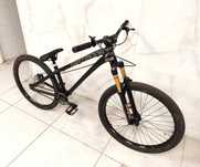 Rower dirt dartmoor two6player 2024 long czarny mat koła 26 dh