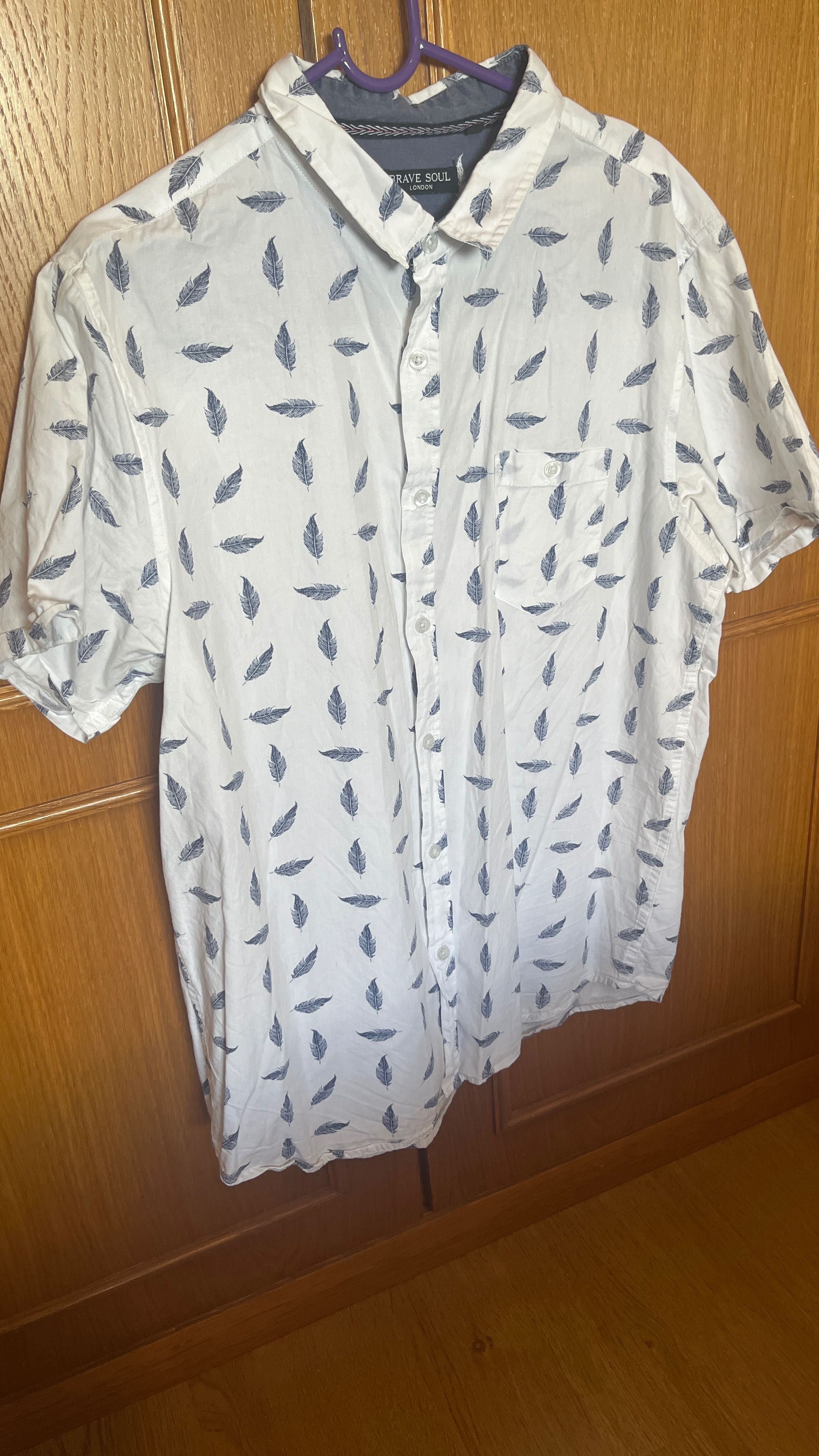 Camisa branca da Brave Soul , com padrão de penas por toda a peça,L