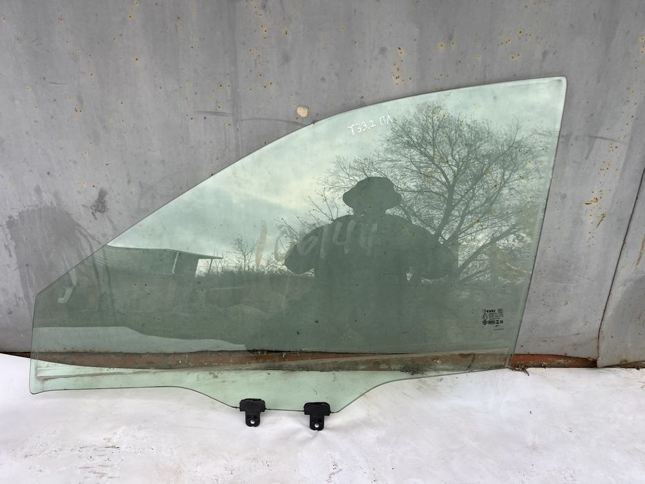 Скло в двері Nissan Rogue T33
